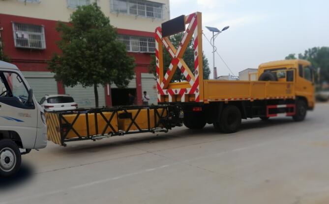 CLW5100TFZD6型防撞緩沖車2.jpg