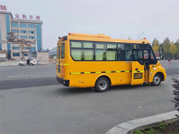 奉賢區東風幼兒國六校車 二手校車 19座校車 校車玻璃 校車配件 校車分期配件