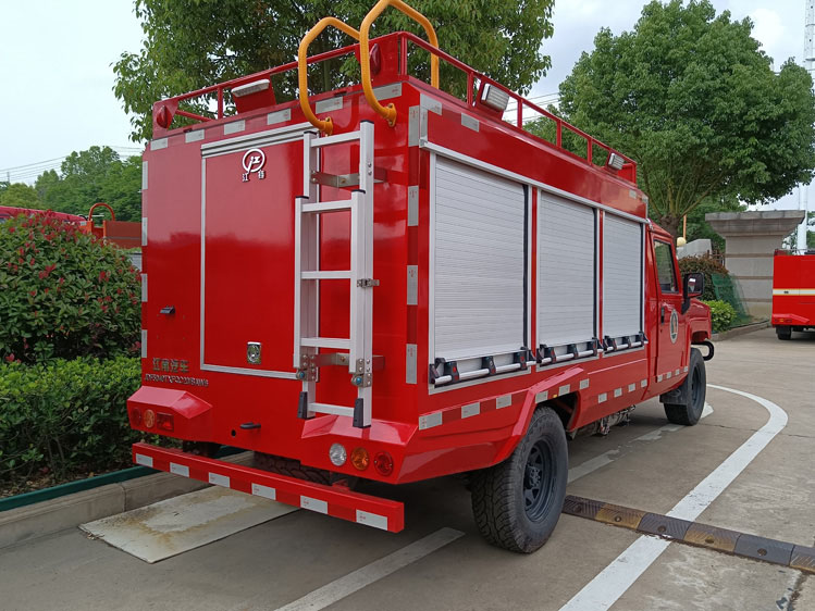 四驅小型消防器材車_廣西重慶 東風應急搶險救援車_水罐式高壓噴灑滅火車