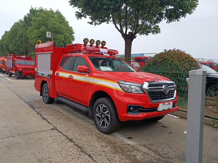 四驅小型皮卡器材消防車_山東湖北 小區四輪消防灑水車_多功能水罐滅火車