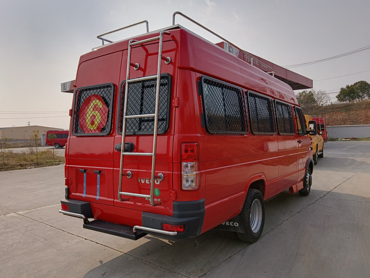 四驅(qū)小型消防器材車_廣西重慶 搶險(xiǎn)救援救火車_柴油消防救援滅火車