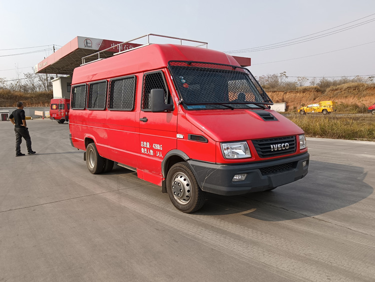 四驅小型皮卡器材消防車_山東湖北 城鎮救援多功能滅火車_高空噴水救援車