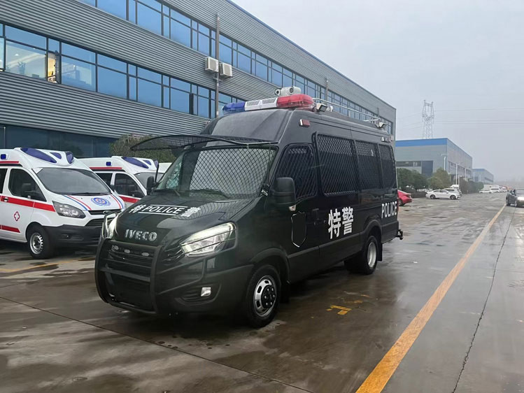 四驅(qū)小型消防器材車_廣西重慶 城鎮(zhèn)救援多功能滅火車_高空噴水救援車