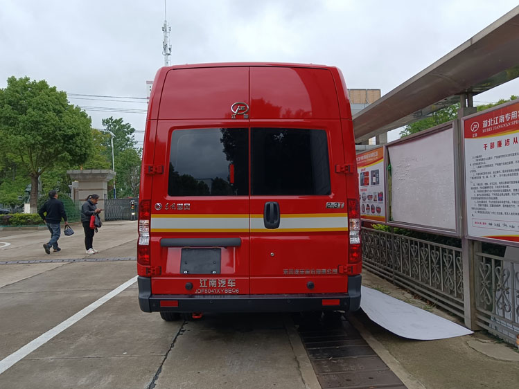 雙排座運兵車_森林防火指揮車10-15人 北汽8座運兵車_8座勇士運兵車 