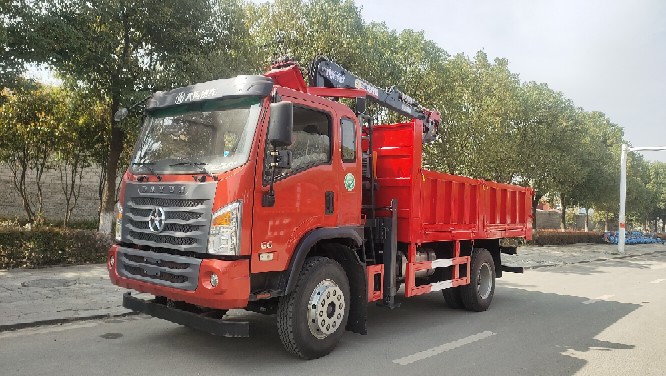 四驅(qū)隨車抓木機(jī)自卸車可上藍(lán)牌曼尼克格雷普林業(yè)隨車抓四驅(qū)抓斗垃圾車