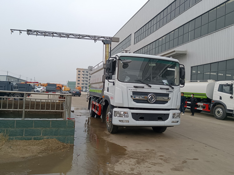 東風多利卡12噸鐵路抑塵車_多功能抑塵車火車煤炭抑塵劑噴灑車_CL5186TDY6YC多功能抑塵車價格_5.3米旋轉噴桿式噴灑車_鉤擋自動感應停噴封層