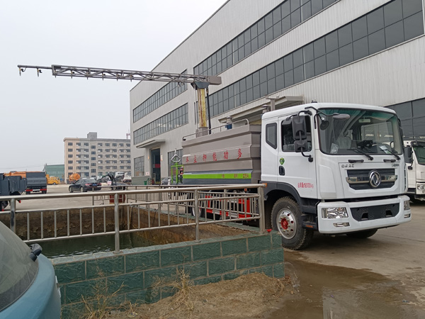 東風天錦鐵路抑塵車_鐵路道路抑塵車鐵路運煤降塵噴霧車_5方鐵路抑塵車_降塵灑水車便宜_東風D9煤炭降霾車_10方煤炭揚塵噴霧車廠家直銷