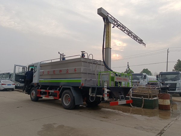 東風D6-5噸鐵路抑塵車_鐵路運輸降塵車小型多功能鐵路抑塵車_煤炭固化劑噴灑車多少錢_噴霧車皮封層車_15噸鐵路煤炭抑塵