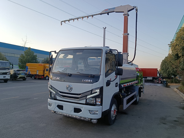 東風多利卡D9鐵路抑塵車_噴淋消毒車12-15噸鐵路抑塵車_火車皮抑塵劑封層車_噴霧封層車_旋轉伸縮抑塵噴灑桿